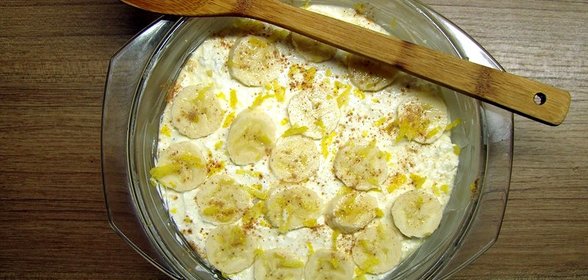Творожная запеканка с бананом и изюмом