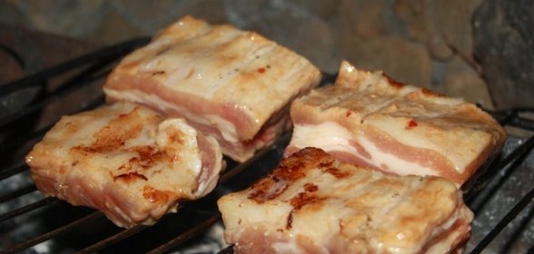 Свиные ребра в остро-сладком маринаде на мангале на решетке