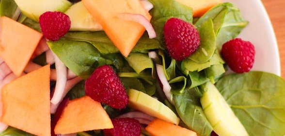 Салат с дыней, огурцом и малиной
