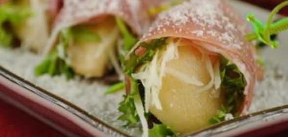 Рулетики из груш и сыровяленой ветчины