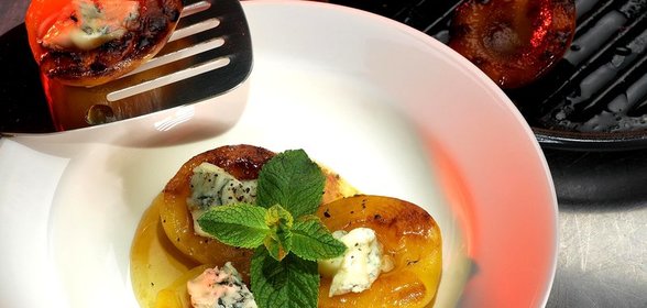 Персики на гриле с горгонзолой и медом