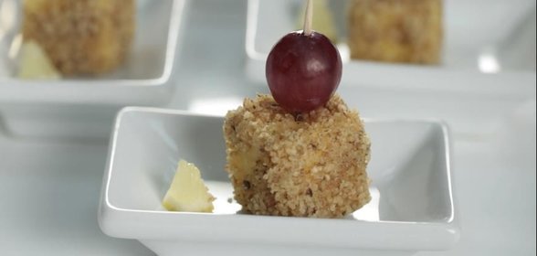 Закуска из сыра с виноградом