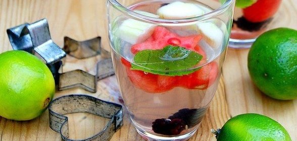 Освещающий напиток с огурцом, лаймом и арбузом