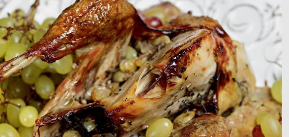 Цесарка, запеченная с розмариновым маслом и виноградом