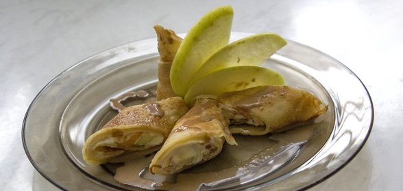 Роллы десертные с хурмой и яблоками в русском стиле