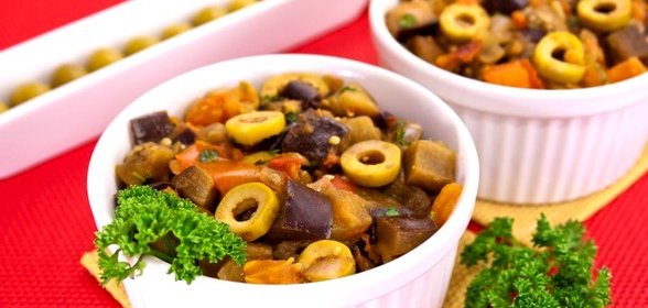 Баклажаны, тушенные с оливками и помидорами