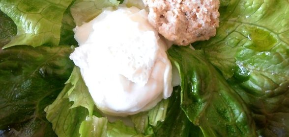 Яйцо пашот с ореховым соусом