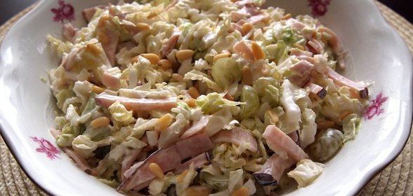 Летний салат с ветчиной и виноградом