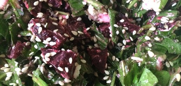 Салат из свеклы и листьев одуванчика