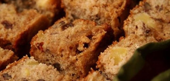 Яблочный пирог с орехами и изюмом