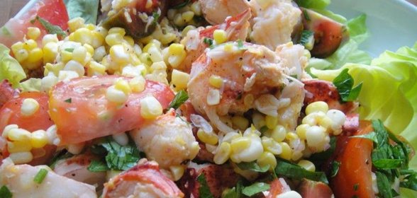 Салат из омаров, кукурузы и помидоров