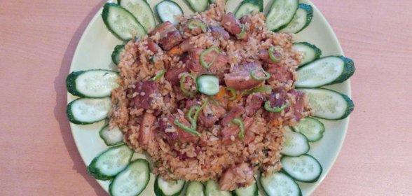 Плов из круглозерного риса со свиной грудинкой и овощами