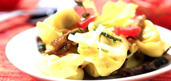 Салат с ветчиной, тортеллини и грибами