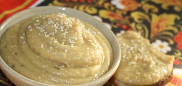 Хумус с лимонным соком, кунжутом и прованскими травами