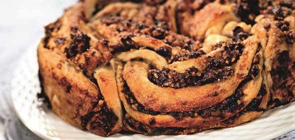 Витой рулет с финиками и кешью