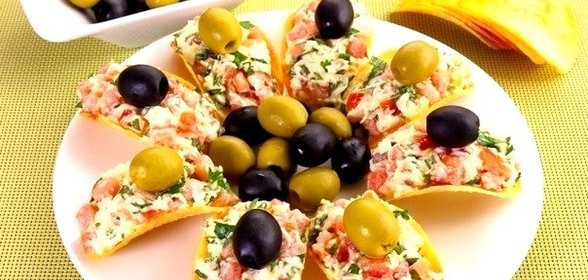Сырная закуска с помидорами и чесноком на чипсах