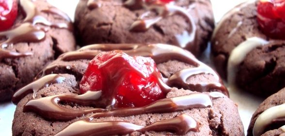 Шоколадное печенье с вишней