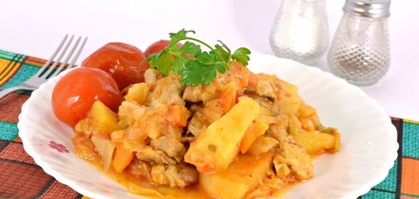 Картофель тушеный со свиной грудинкой и овощами в мультиварке