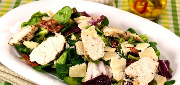 Салат с вялеными помидорами, запеченным куриным филе и Пармезаном