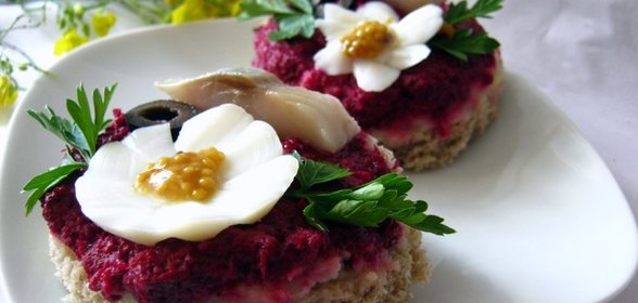 Бутерброды с сельдью и свекольным песто