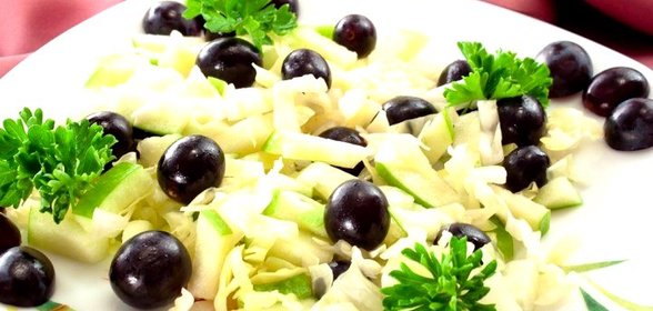 Салат с капустой, виноградом и яблоком