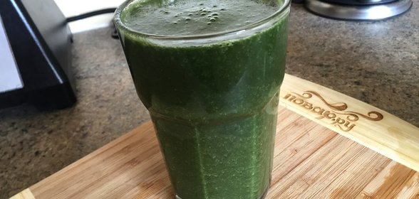 Зеленый коктейль с ростками подсолнуха