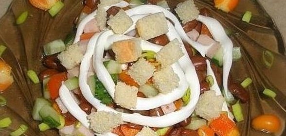 Салат Хрустик с фасолью ветчиной и сухариками