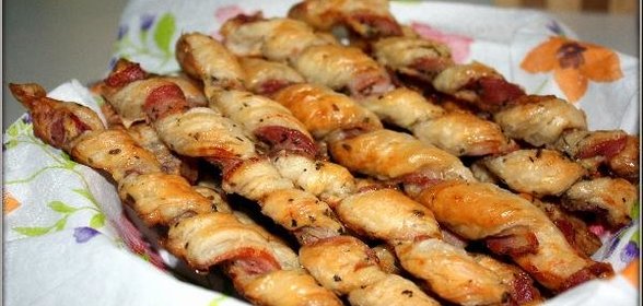 Слоеные палочки с беконом