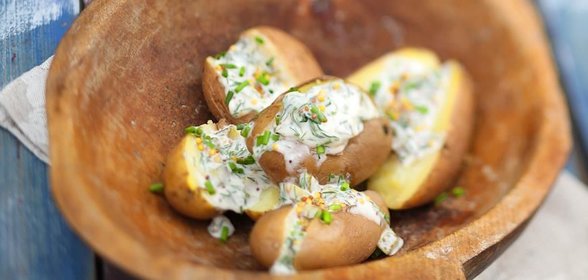 Теплая картофельная закуска с соусом из йогурта