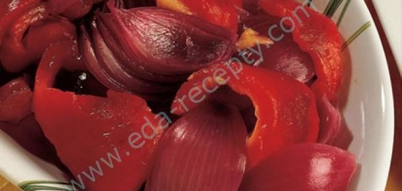 Салат из маринованного красного лука
