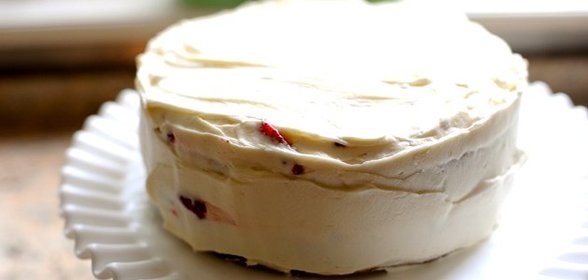 Бисквитный торт со сметанным кремом и клубникой