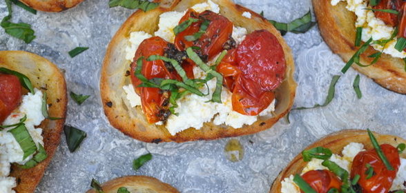 Брускетта с рикоттой и вялеными томатами
