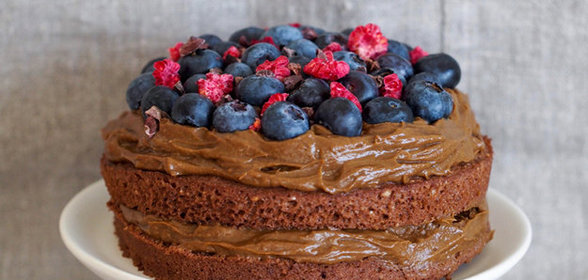 Шоколадный торт с ягодами