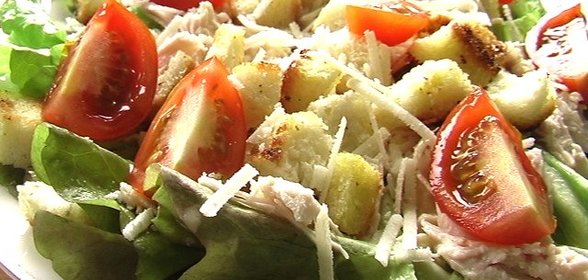 Салат с сухариками, курицей и помидорами