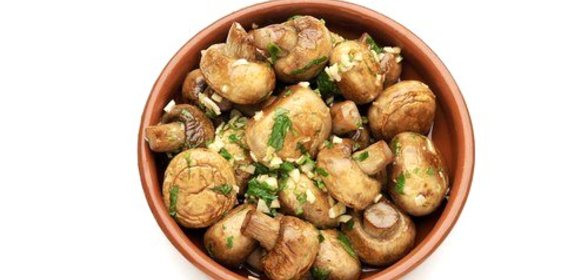 Жареные грибы с чесноком, петрушкой и лимонным соком