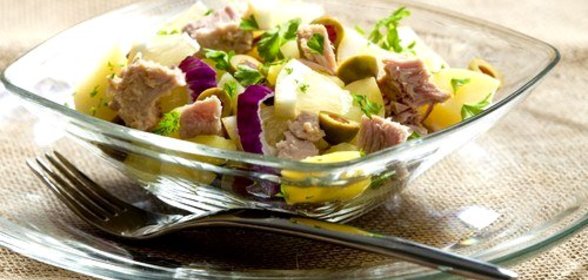 Картофельный салат с травами и анчоусами