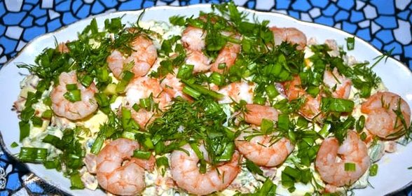 Салат с креветками и красной рыбой