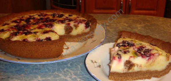 Пирог с ягодно-сметанным кремом