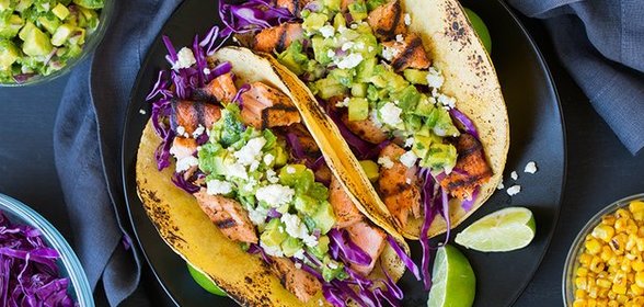 Тако с лососем на гриле и соусом из авокадо