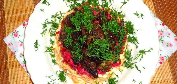 Салат с тушеной свининой