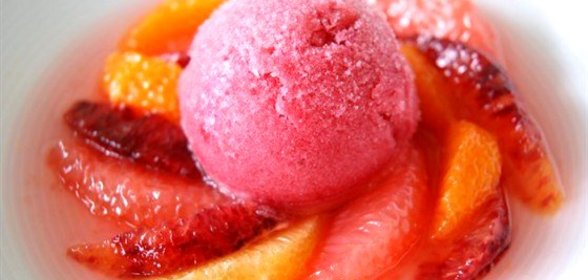 Цитрусовый салат с пряным сиропом и грейпфрутовым сорбетом