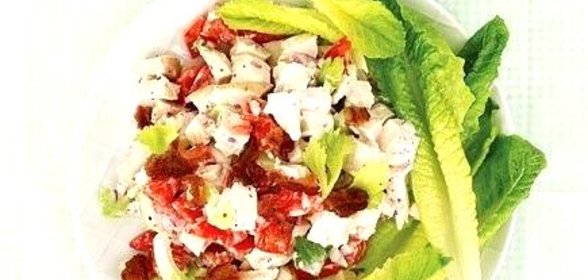 Салат с курицей, беконом и сельдереем