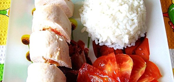 Куриные рулетики с помидором и сыром