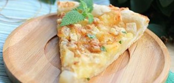 Пирог с грушей, камамбером, орехами и мятой