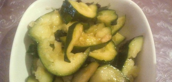 Необычный салат из битых огурцов
