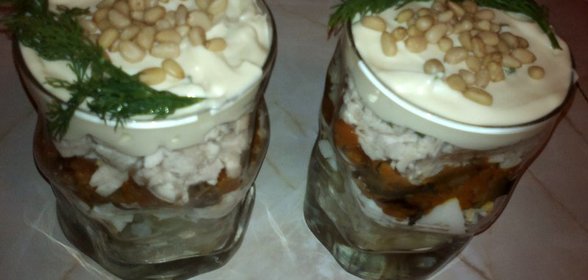 Слоеный салат с куриной грудкой, картофелем и грибами