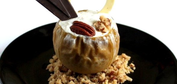 Печеное яблоко с кремом из голубого сыра и крамблом из ореха пекан