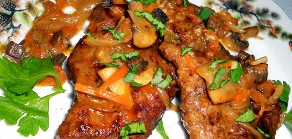 Говяжья печень, тушеная в соусе с грибами