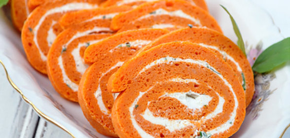 Томатные рулетики с козьим сыром