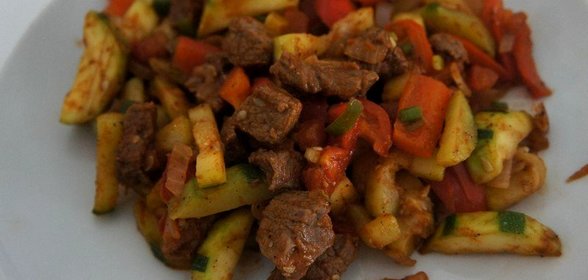 Пикантная говядина с овощами